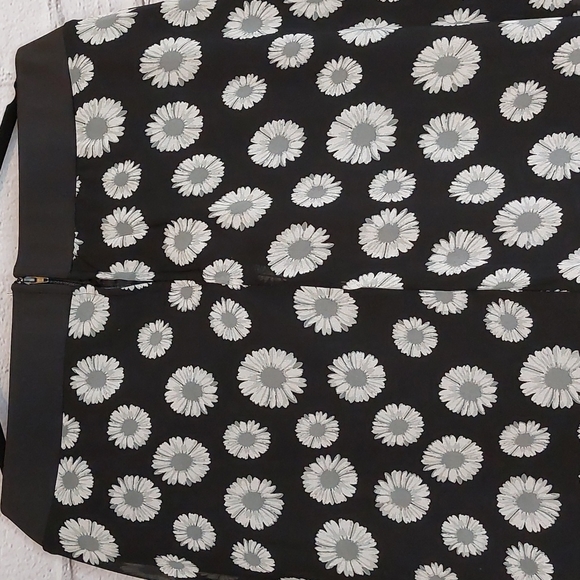 Hot Topic Pushing up the Daisies Split Front Sheer Maxi Skirt NWT 3X - Picture 7 of 8